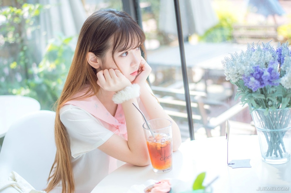 春是场无尽旅途，欢声笑语，踯躅彷徨，走过的是岁月，路过的是迷茫。向前，是希望极光;回首，是悠长深巷，拿着车票继续风雨兼程，又何妨?